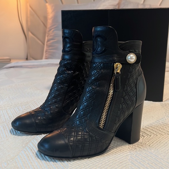 Rare, beautiful soft leather Chanel boots with pearl detail. Size 7.5. - Picture 2 of 6